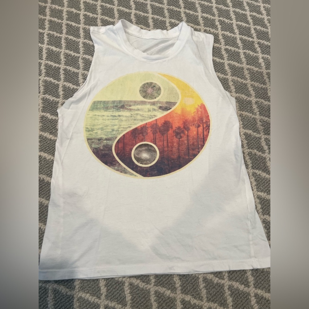 Brandy Melville (no tags) Sleeveless Top With Sunset Ying Yang Wide Arm Holes - Picture 2 of 8